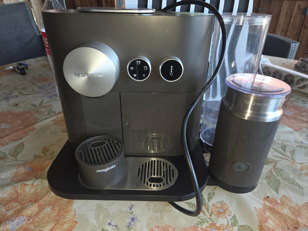Nespresso xn600 koffiemachines met cups, Ophalen, Gebruikt, Combi, Koffiepads en cups
