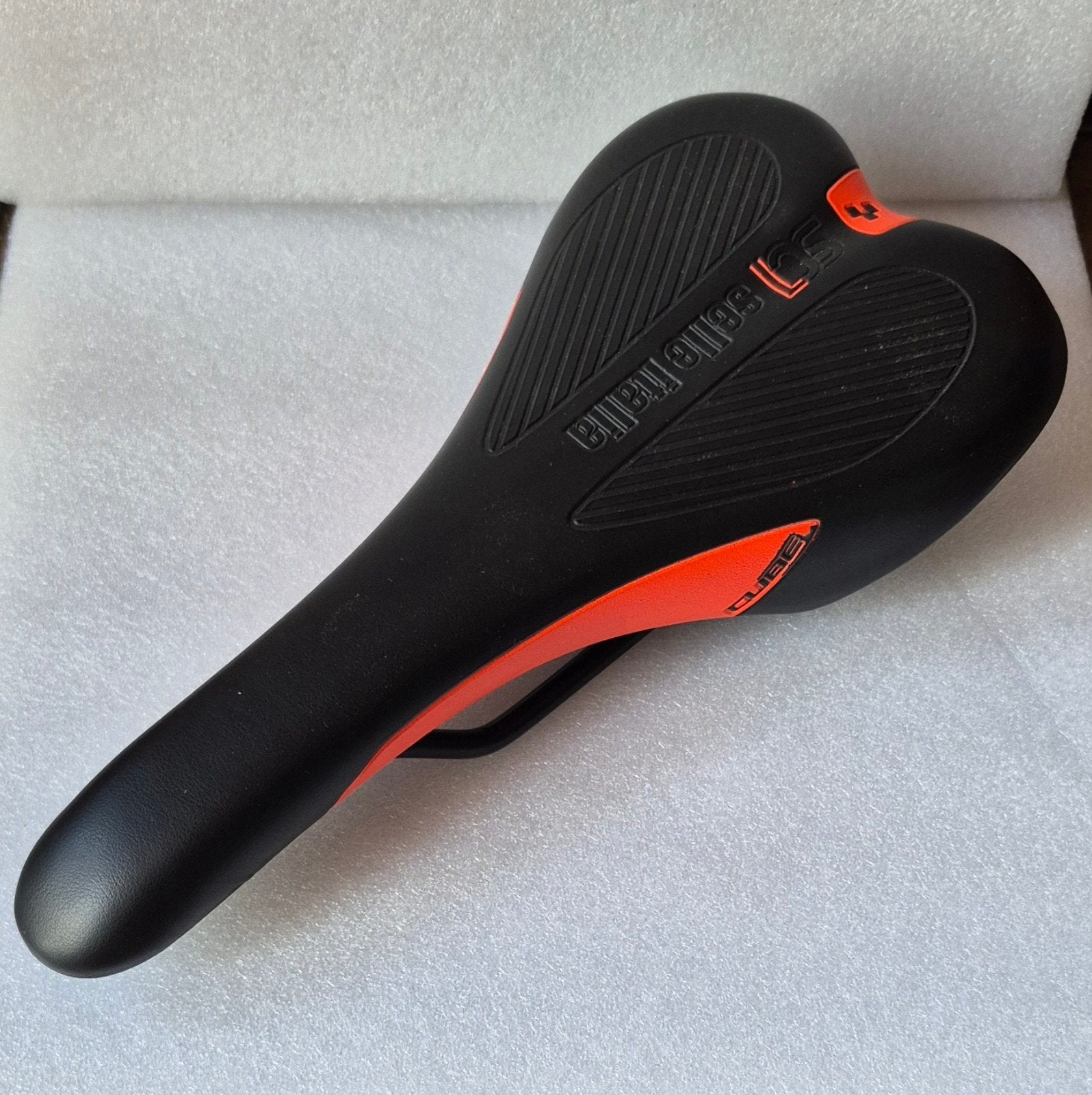 Te koop: Selle Italia Cube fietszadel - Zwart/Oranje, Ophalen, Kunststof, Zo goed als nieuw, Selle Italia