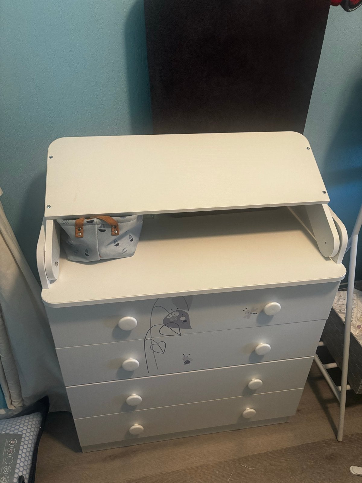 Witte commode met lades en opstaande rand, Ophalen, Gebruikt, 50 tot 70 cm, 75 tot 100 cm