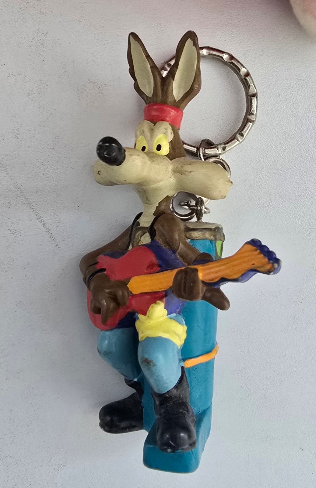Wile E. Coyote Sleutelhanger met Gitaar - Looney Tunes, Ophalen of Verzenden, Gebruikt, Knuffel of Figuurtje