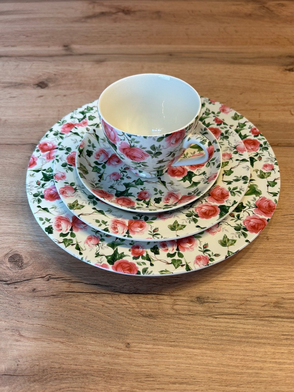 4-delig servies met roosjes, voor één persoon, Huis en Inrichting, Keuken | Servies, Ophalen of Verzenden, Zo goed als nieuw, Overige stijlen