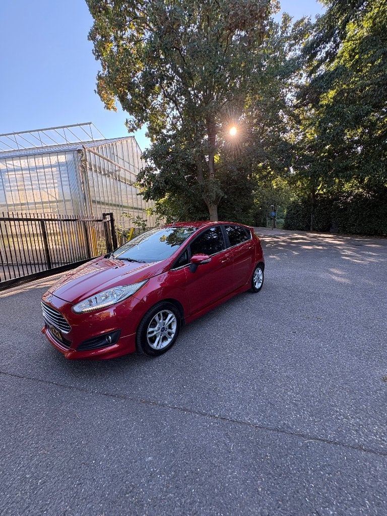 Ford Fiësta 1.0 74KW/100PK 5D Powershift  2015 Rood ST Uitv., Auto's, Ford, Stof, 40 €/maand, Zwart, 4 cilinders