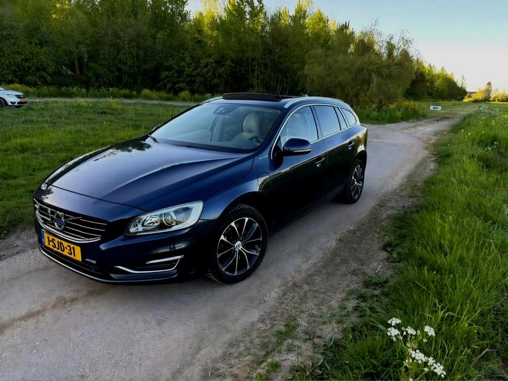 Volvo V60 D6 215pk Plug-in Hybrid VOL OPTIES | PANORAMADAK, Auto's, Automaat, 1849 kg, 1800 kg, Beige