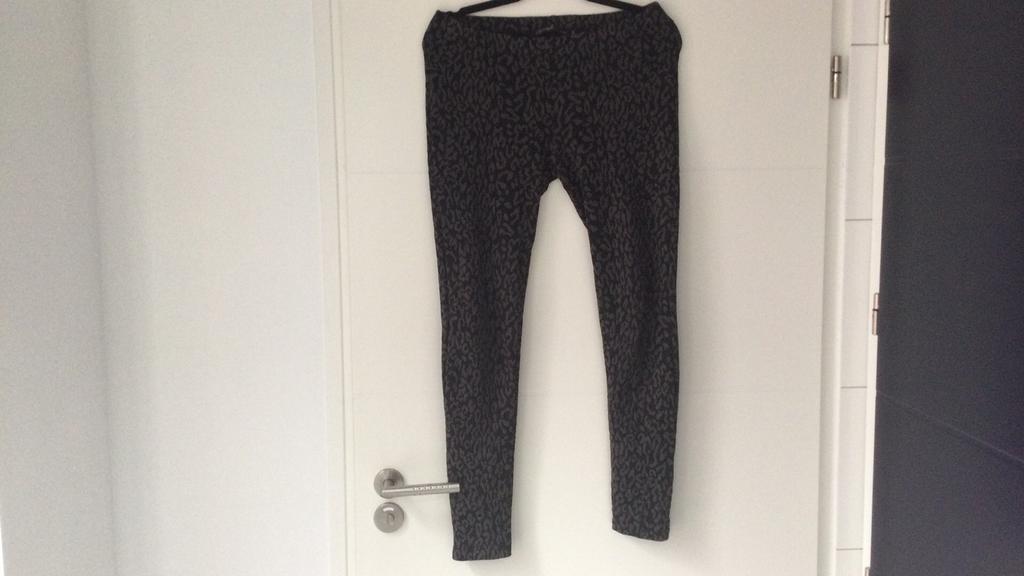 She Dares antraciet grijze panter huisbroek maat M, Ophalen of Verzenden, Zo goed als nieuw, Grijs, Legging