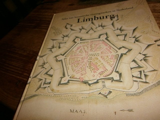 Limburg atlas historische vestingwerken nederland kaarten, Boeken, Ophalen of Verzenden, Nieuw