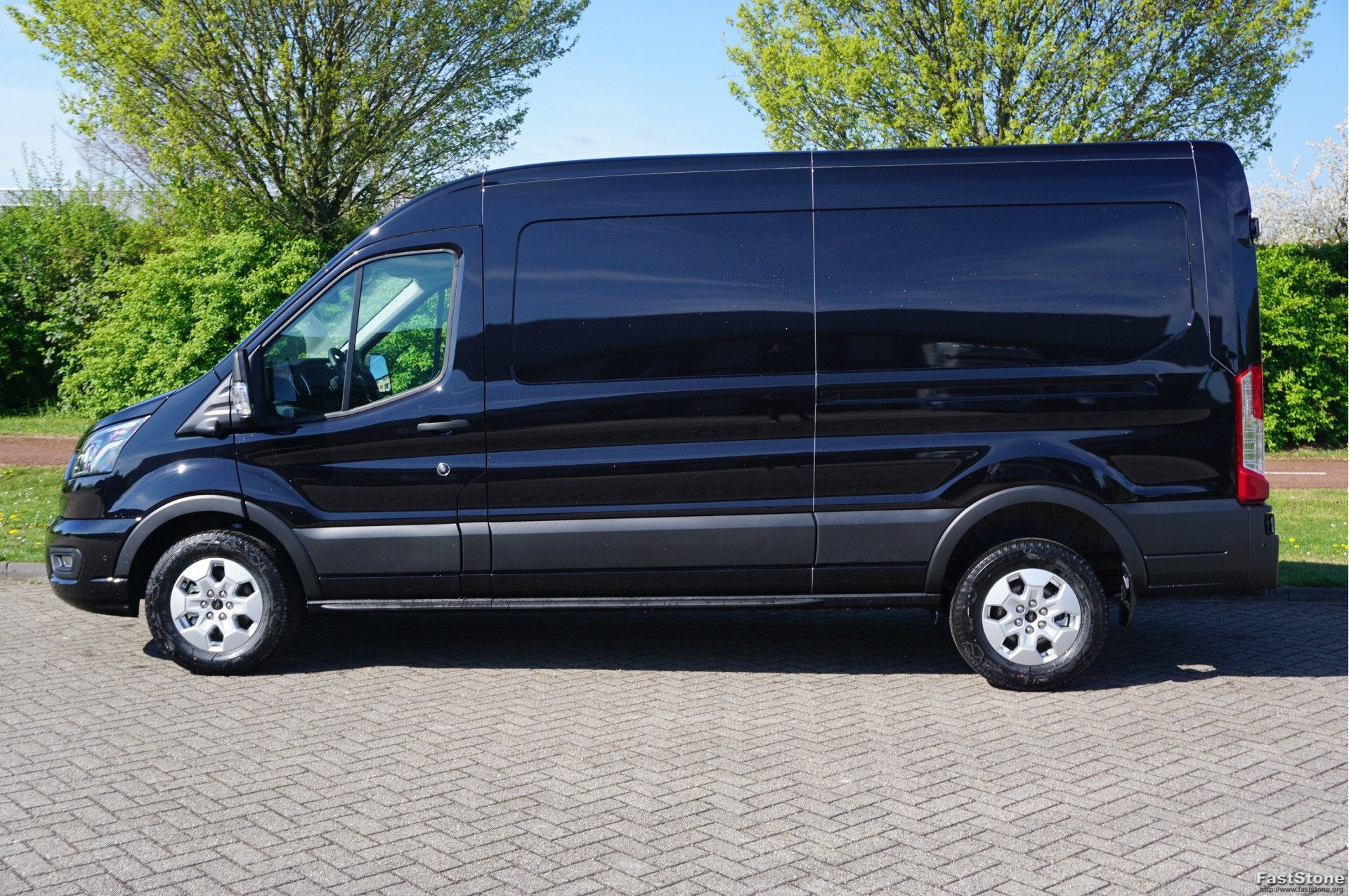 Ford Transit 350L L3H2 Limited AUT-8 165PK BPM VRIJ Navi, Ad, 4 cilinders, 2800 kg, Zwart, 11 km/l