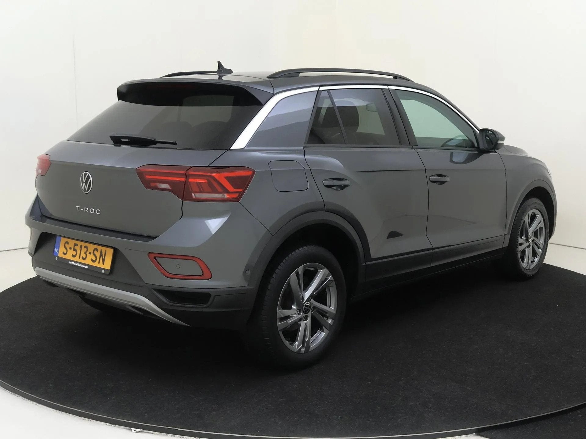 Volkswagen T-Roc 1.0 TSI Life 75 Edition (bj 2023), Gebruikt, Origineel Nederlands, Bedrijf, 3 cilinders