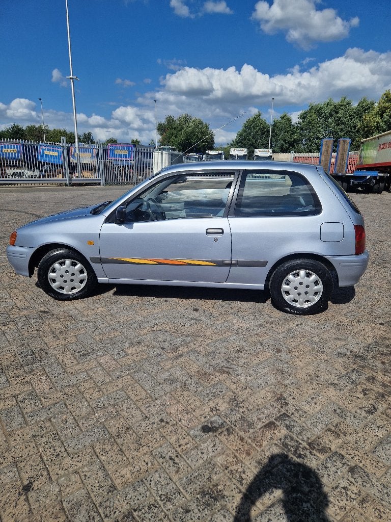 Toyota Starlet GLI AUTOMAAT SLECHTS 110.000 KM 1e eigenaar!, Auto's, Toyota, Stof, 4 cilinders, Starlet, 400 kg
