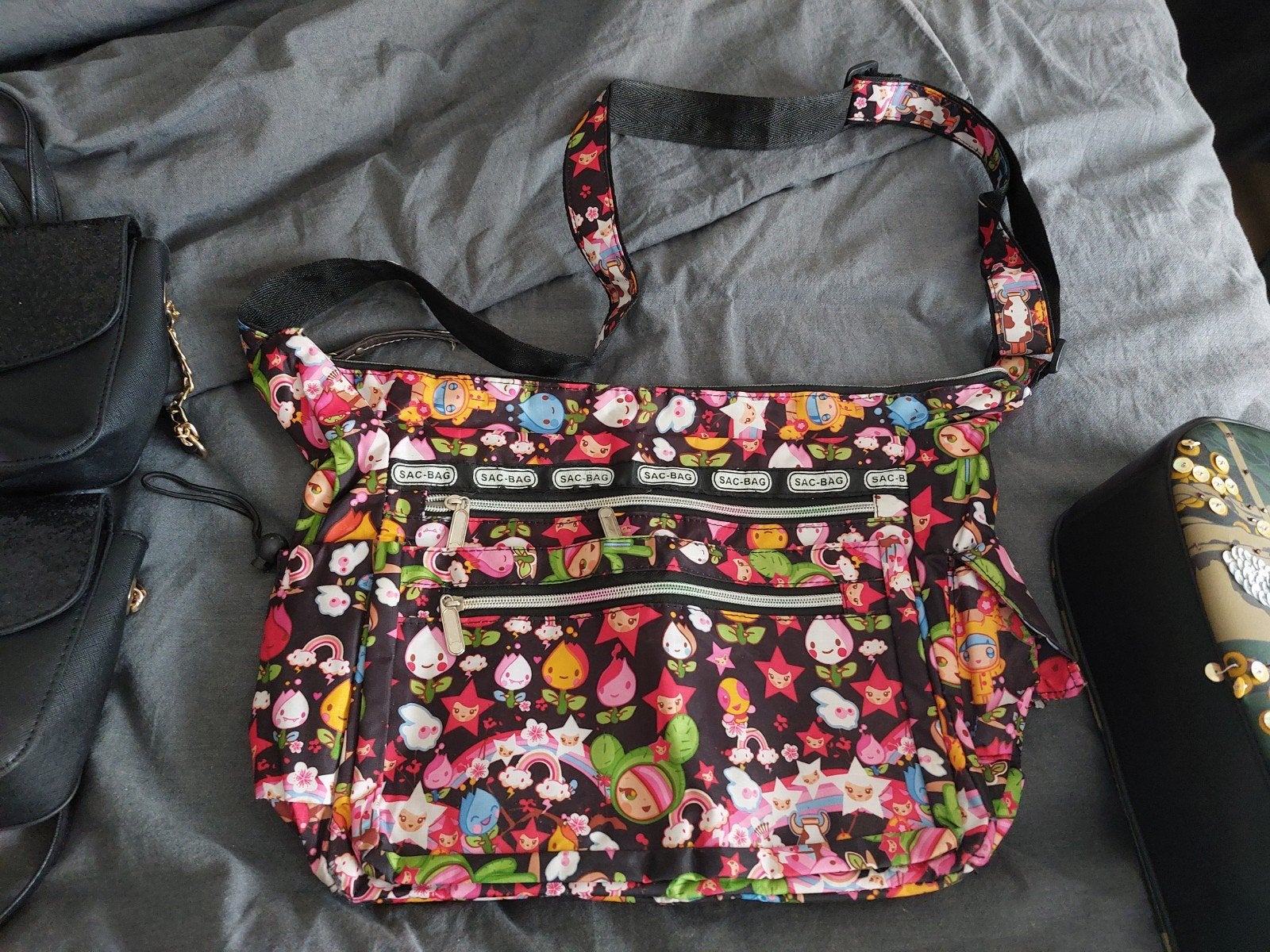 Tas met figuurtjes en 2 kleine tasjes, Ophalen of Verzenden, Schoudertasje