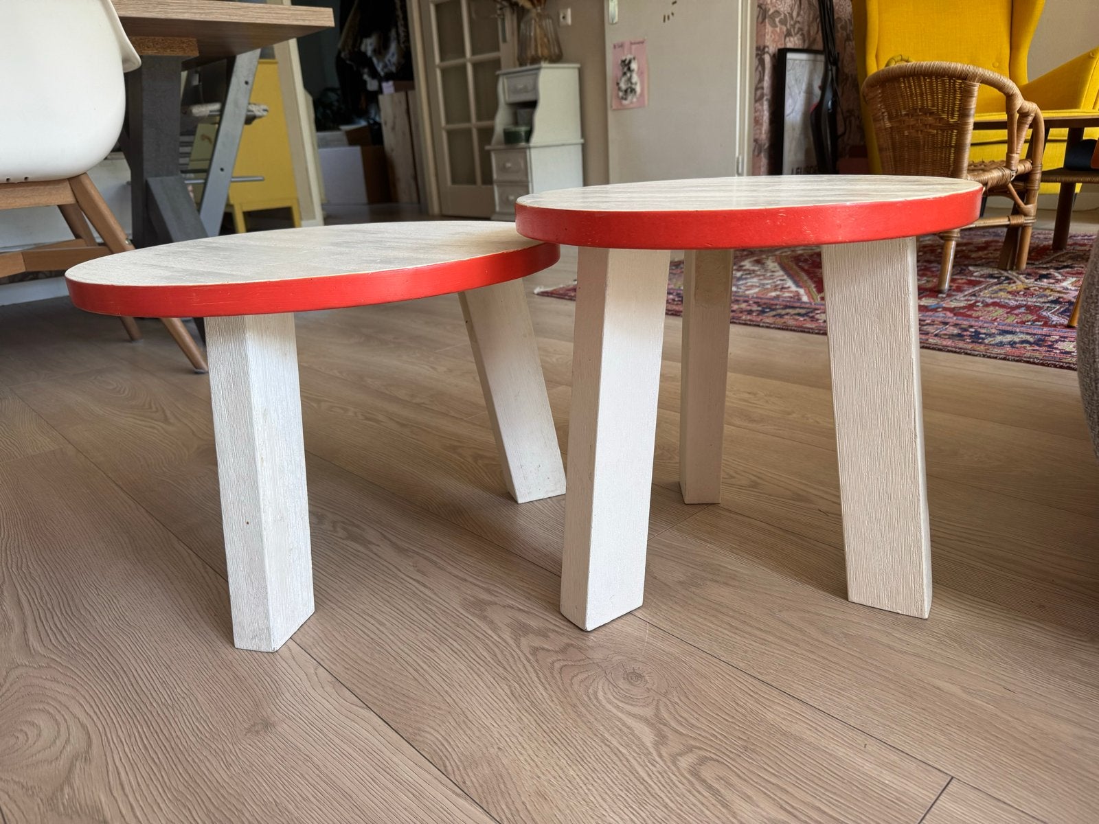 Set van 2 houten bijzettafels - wit met oranje rand, Minder dan 45 cm, Minder dan 55 cm, Rond, Ophalen of Verzenden