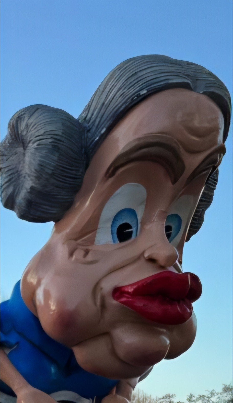 Grote polyester koppen carnavalswagen circa 2 meter, Ophalen, Zo goed als nieuw, Versiering, Carnaval
