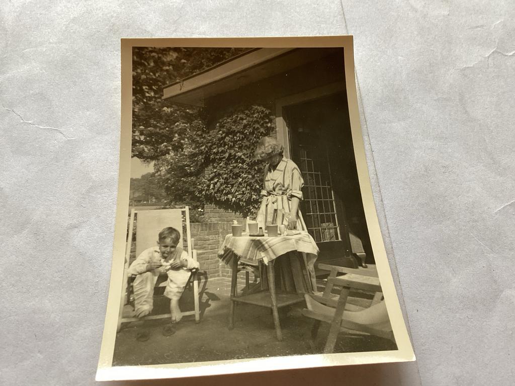 Vintage foto van kind en vrouw in Laren, voor 1940 afm 6x9cm, Gebruikt, Foto, Ophalen of Verzenden, Voor 1940