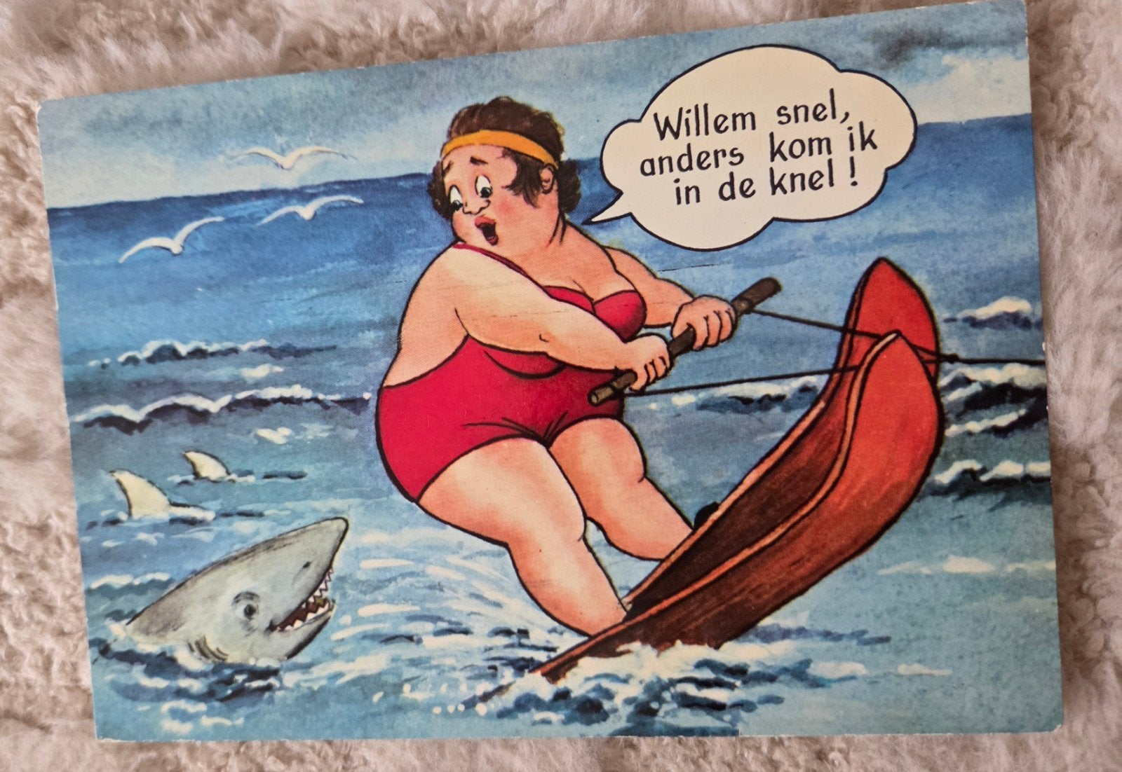 Vintage Ansichtkaart: Grappige Waterskiër met Haai, Verzamelen, Verzenden, 1960 tot 1980, Gelopen, Overige thema's