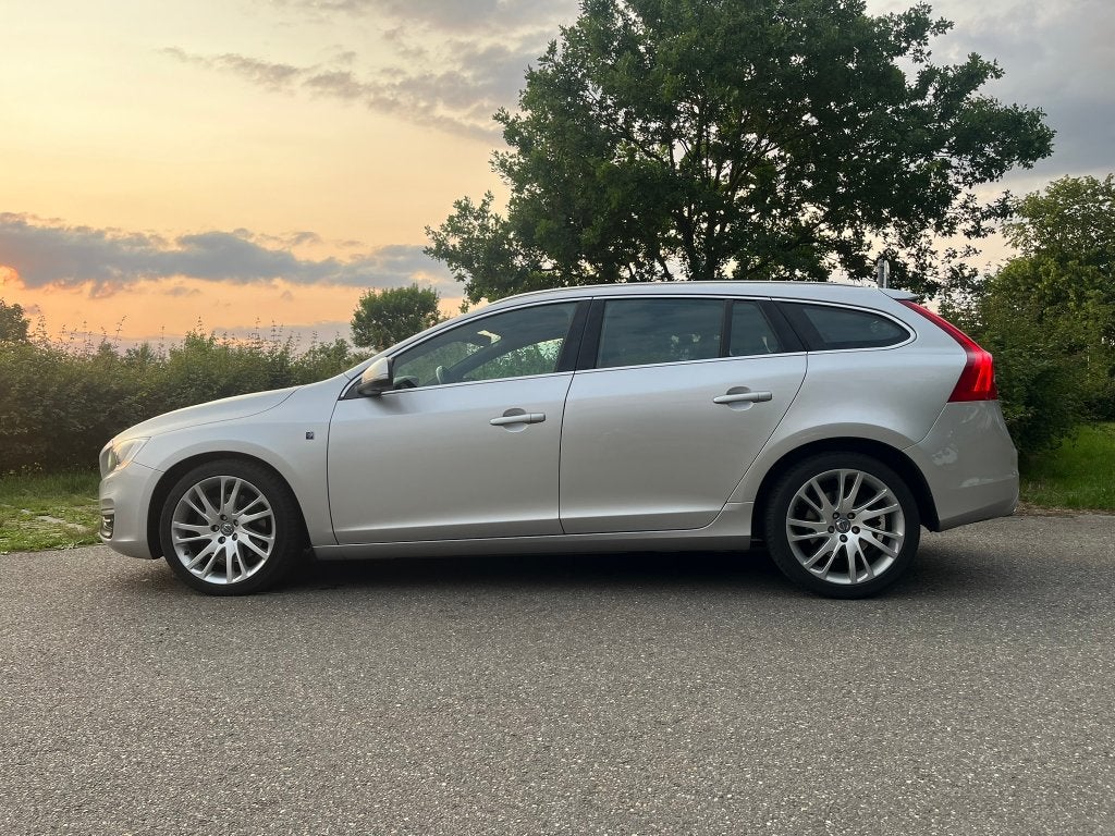Volvo V60 D5 245pk Geartronic 2015 Grijs, Euro 5, 1800 kg, Zwart, Diesel