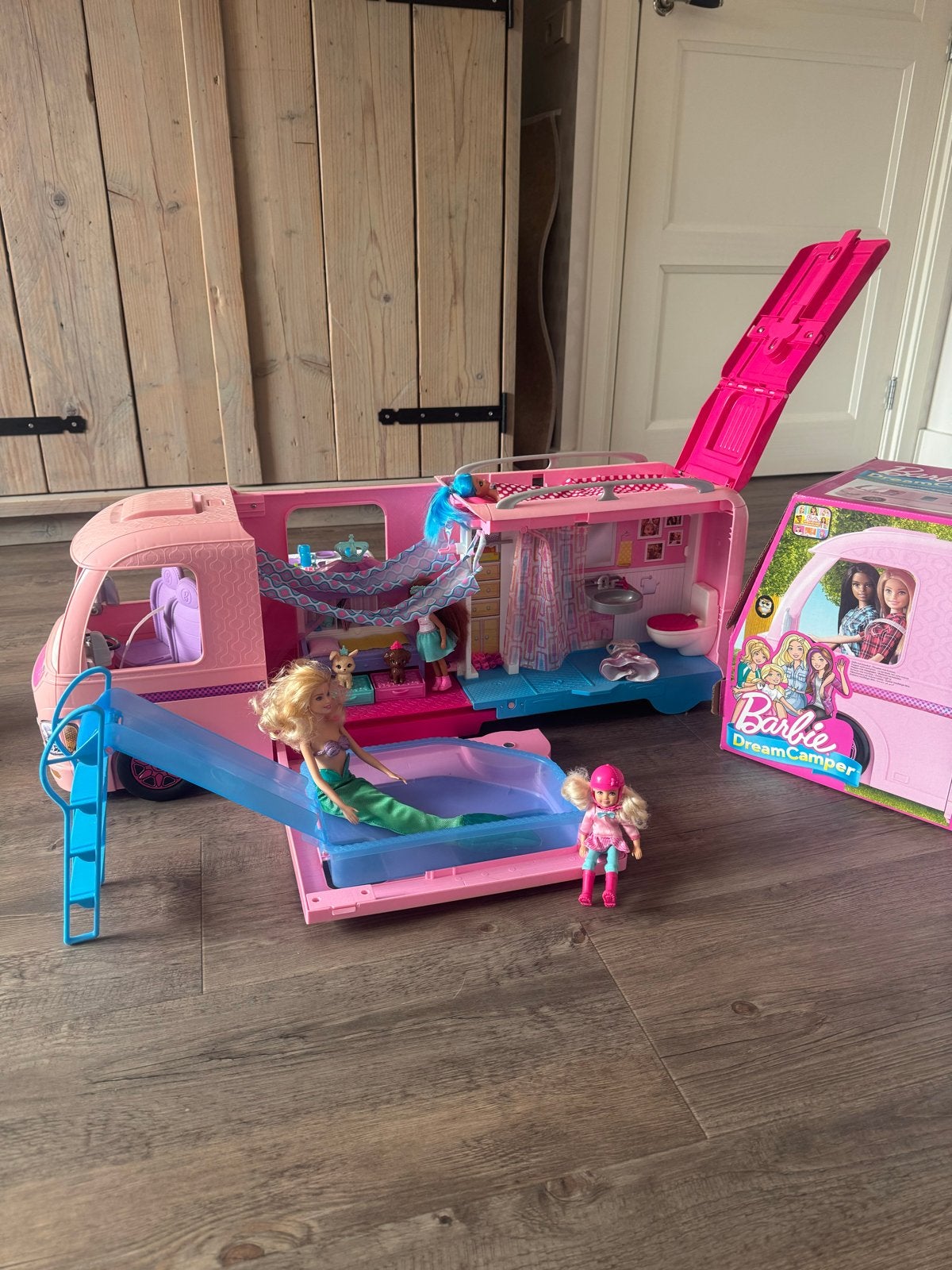 Barbie Droomcamper met zwembad en extra poppen, Kinderen en Baby's, Ophalen, Zo goed als nieuw