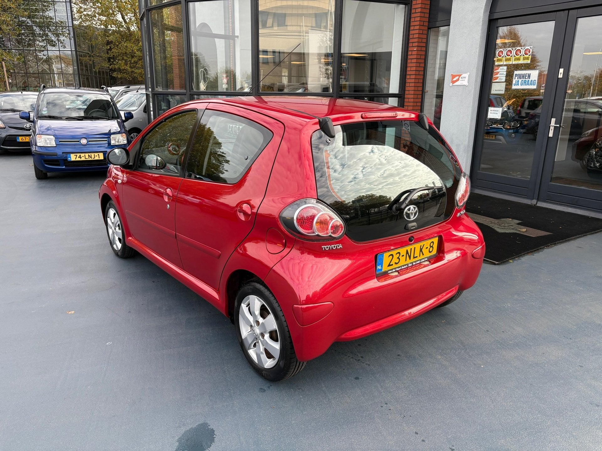 Toyota Aygo 1.0-12V Aspiration Red AIRCO LMV, Auto's, Voorwielaandrijving, Dealer onderhouden, Gebruikt, 4 stoelen