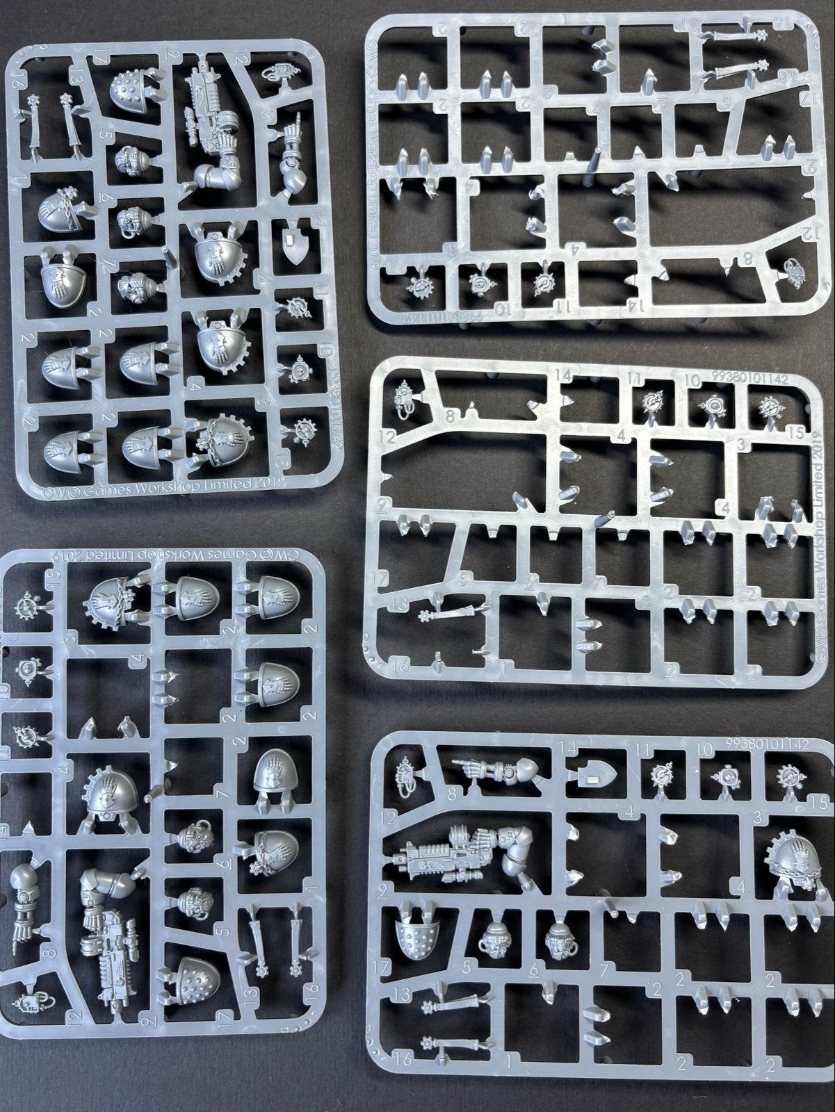 Iron Hands Primaris Upgrades bits parts on sprue, Ophalen of Verzenden, Nieuw, Overige merken