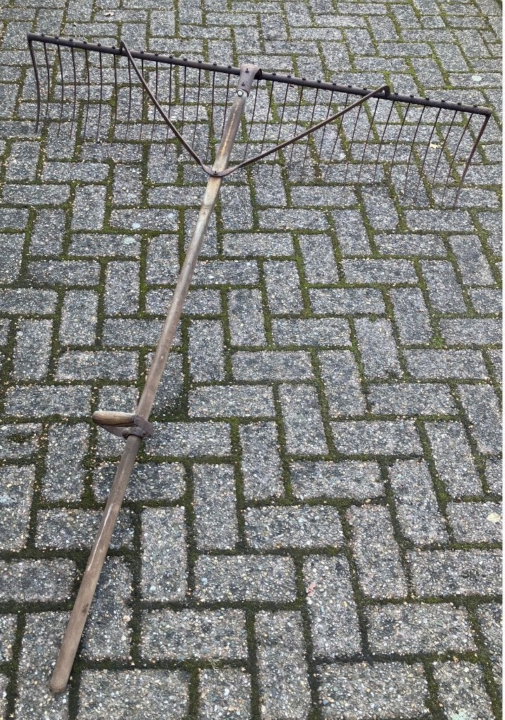 Antieke XL hooihark 1350 cm breed, 32 tanden en houten steel, Ophalen