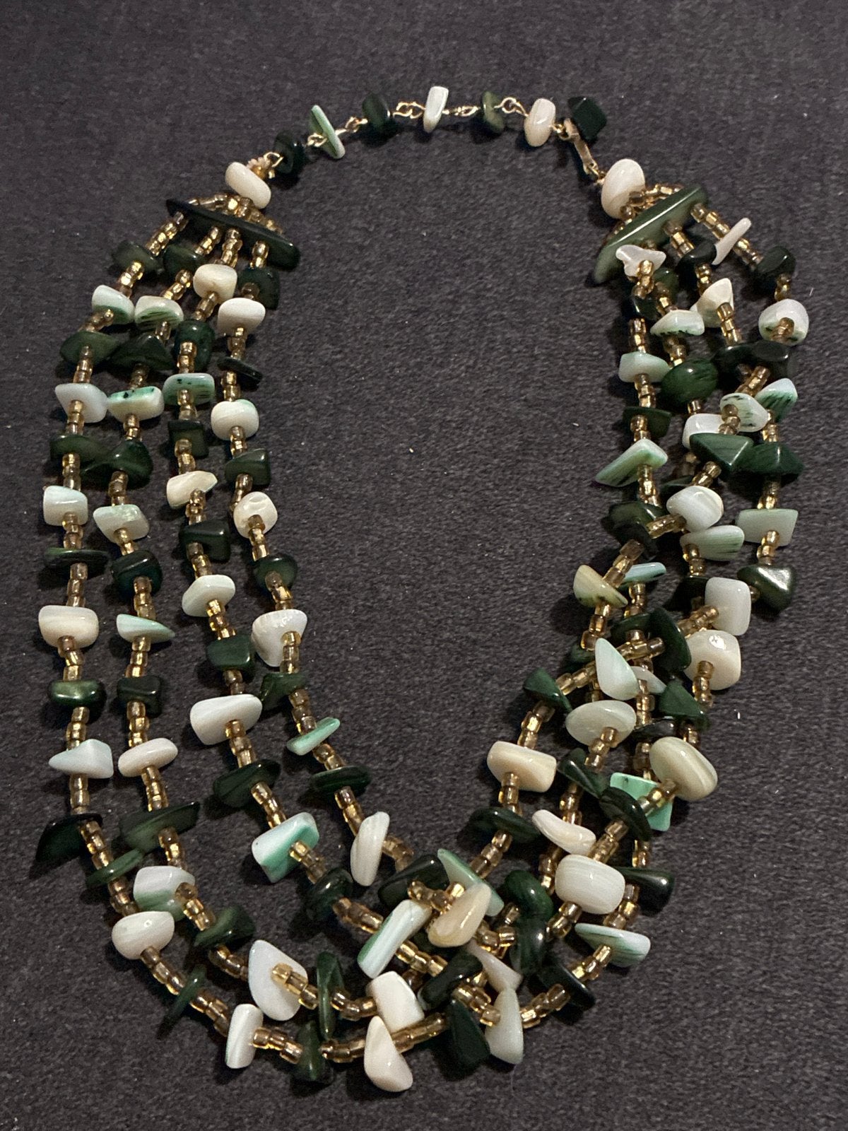 Mooie ketting met groene en witte stenen, Ophalen of Verzenden, Zo goed als nieuw, Steen of Mineraal, Met edelsteen