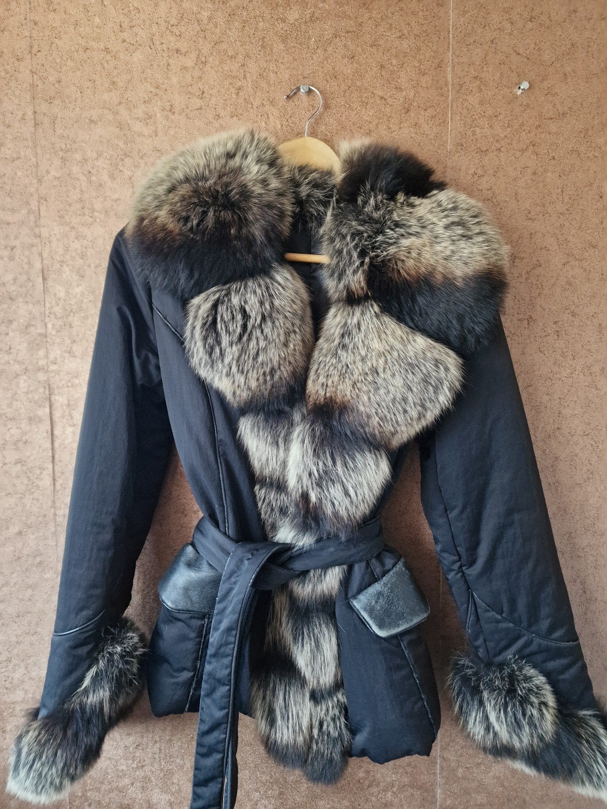Zwarte jas met bontkraag en mouwen, Kleding | Dames, Jassen | Winter, Maat 38/40 (M), Verzenden, Zwart, Onbekend