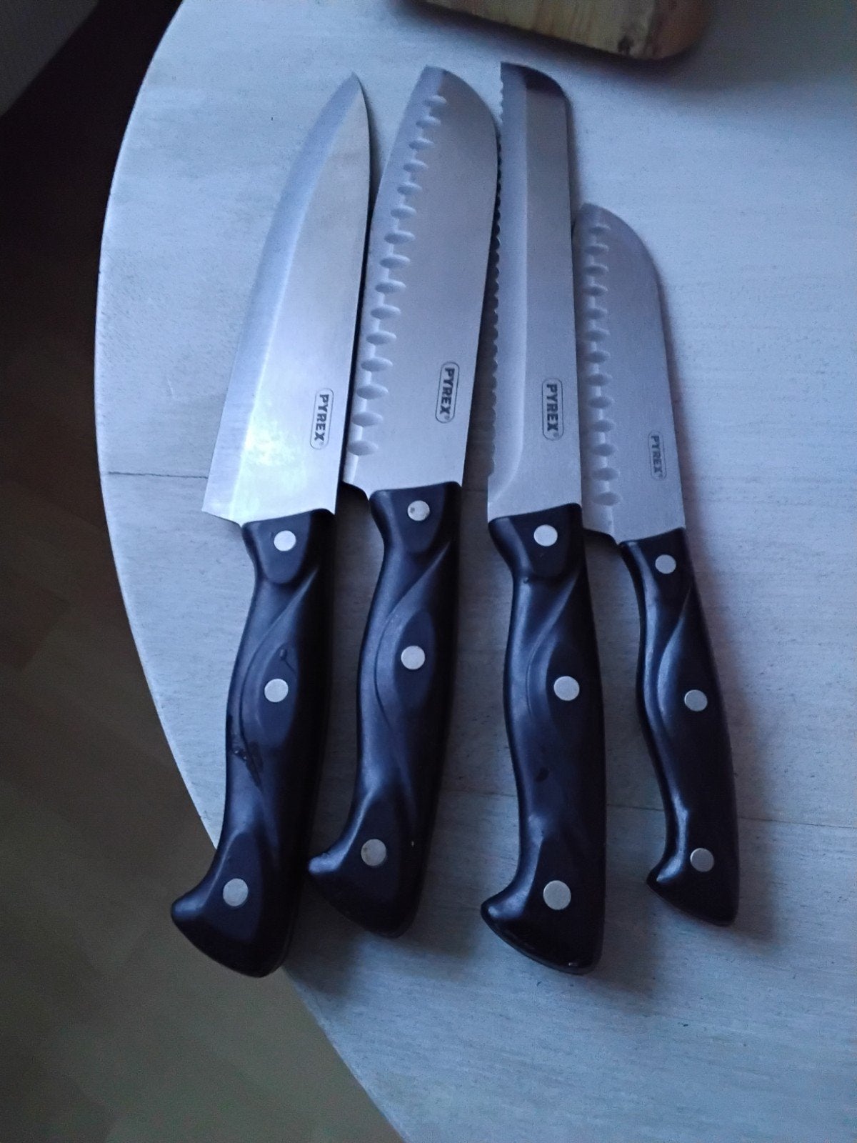 Pyrex messen, Overige typen, Ophalen of Verzenden, Zo goed als nieuw, Metaal