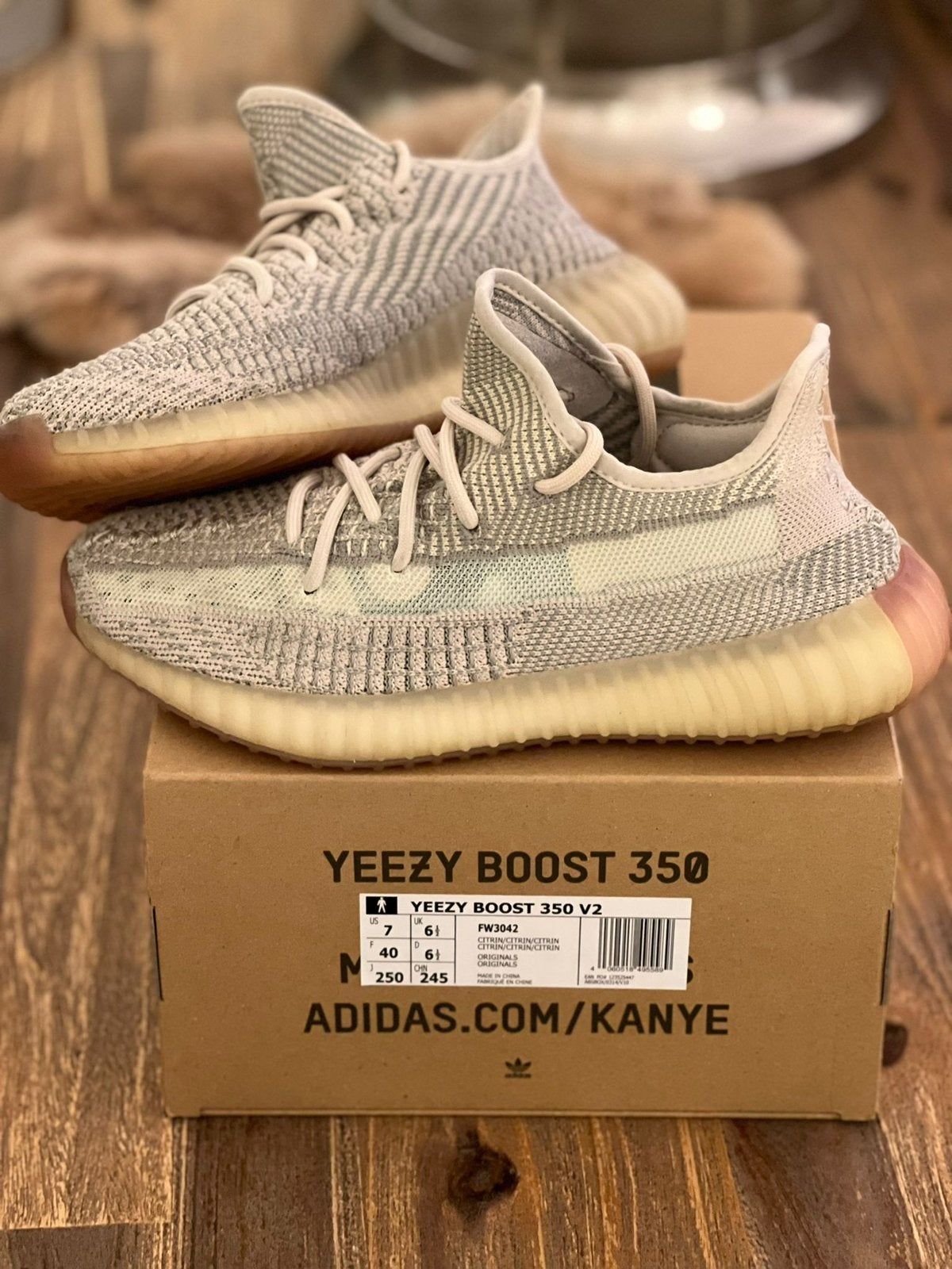 Yeezy boost 350 Citrin, Ophalen of Verzenden, Zo goed als nieuw, Jongetje of Meisje, Schoentjes