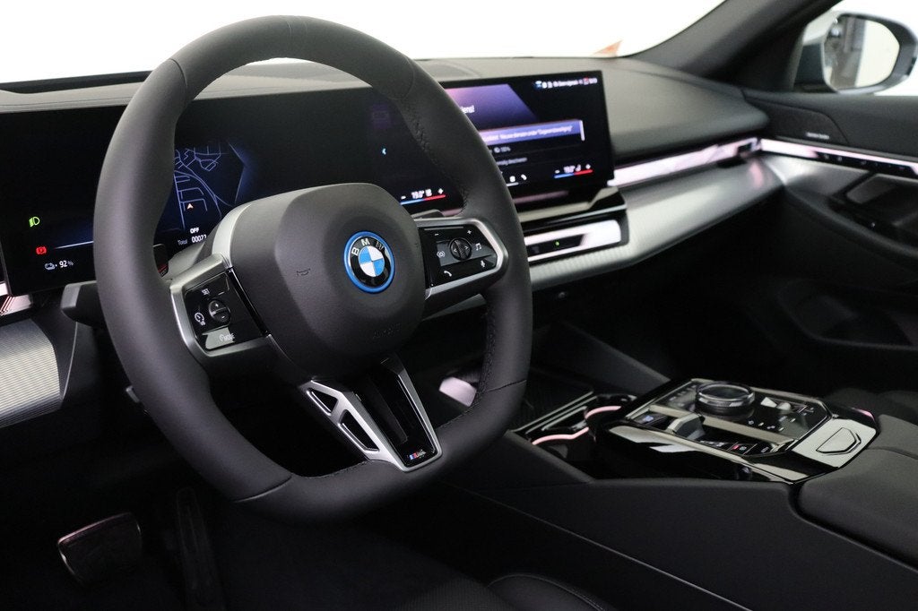 BMW i5 eDrive40 M Sport / Trekhaak / Panoramadak / Comfortst, Auto's, BMW, 2095 kg, Achterwielaandrijving, Zwart, Met garantie (alle)