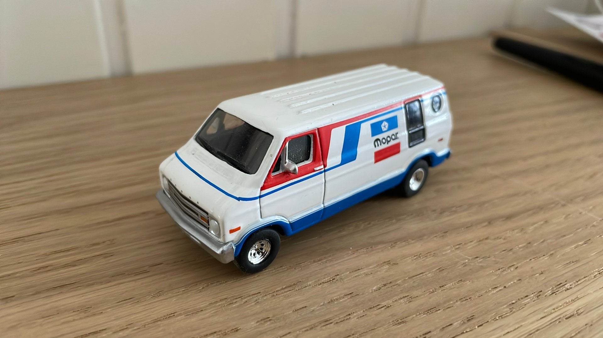 1976 Dodge B-100 ‘Mopar’ 1:64, Ophalen of Verzenden, Zo goed als nieuw, Auto