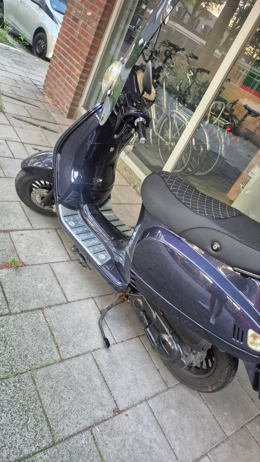 Mooie donkerblauwe scooter, Vespa look-a-like, Fietsen en Brommers, Snorfietsen en Snorscooters, Ophalen, Gebruikt, Benzine, Overige merken