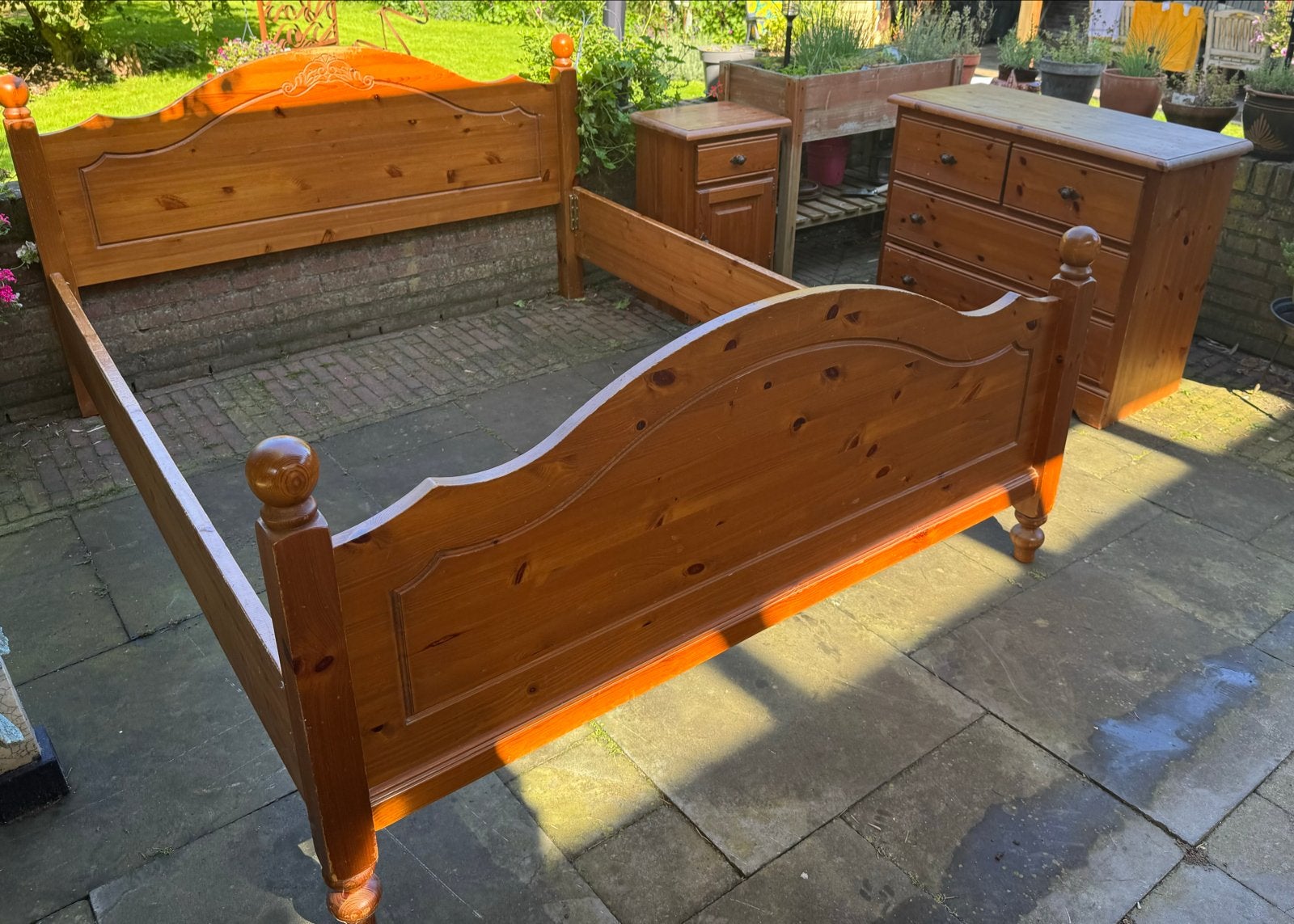 Grenen tweepersoonsbed met sierlijke details, Ophalen, Gebruikt, Bruin, Tweepersoons