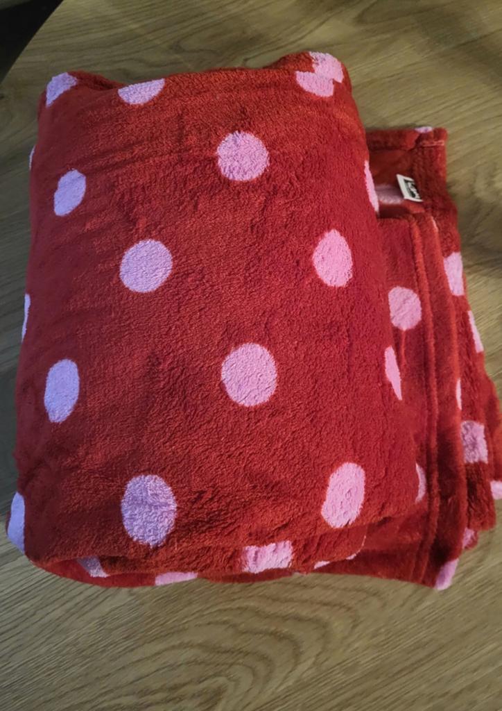 Rood roze gestippelde plaid, Huis en Inrichting, Woonaccessoires | Plaids en Woondekens, Ophalen, Gebruikt