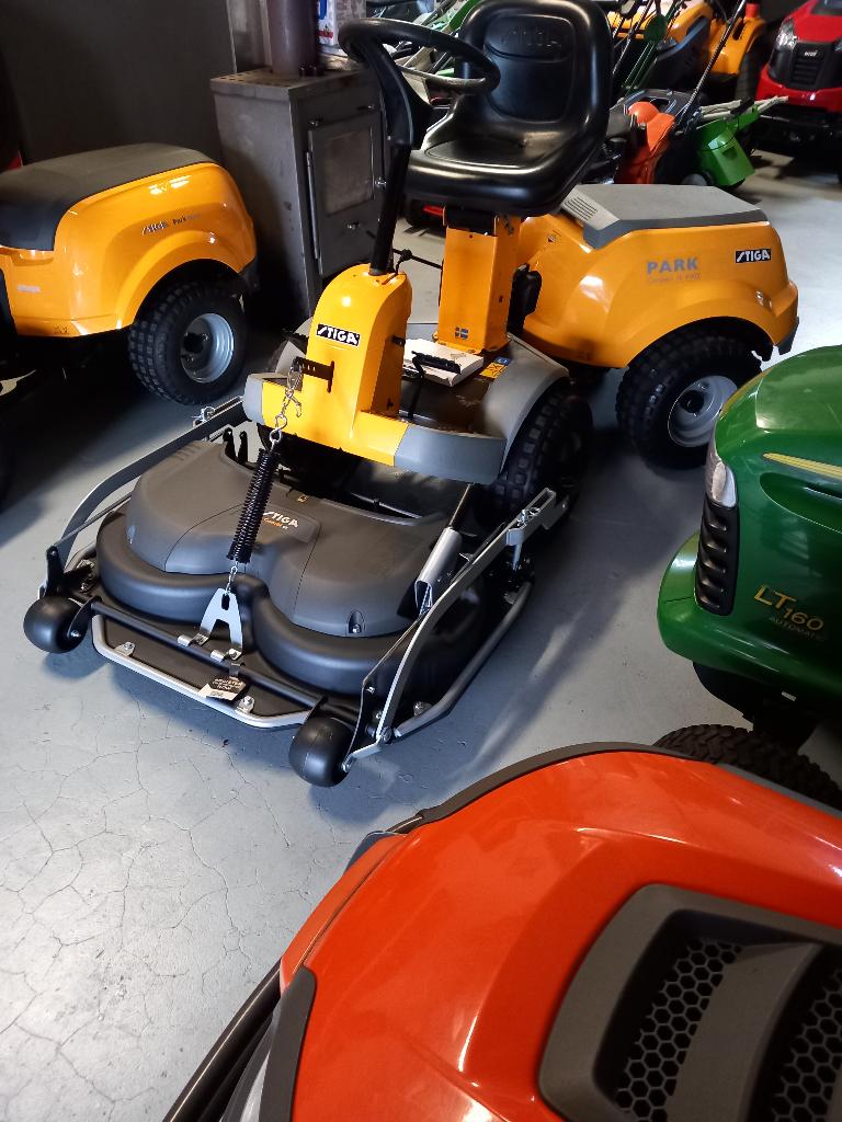 Stiga Park Compact 16 HST 4WD 4x4 / NIEUW Maaidek!, Tuin en Terras, Ophalen, Stiga park, Zo goed als nieuw, Stiga park