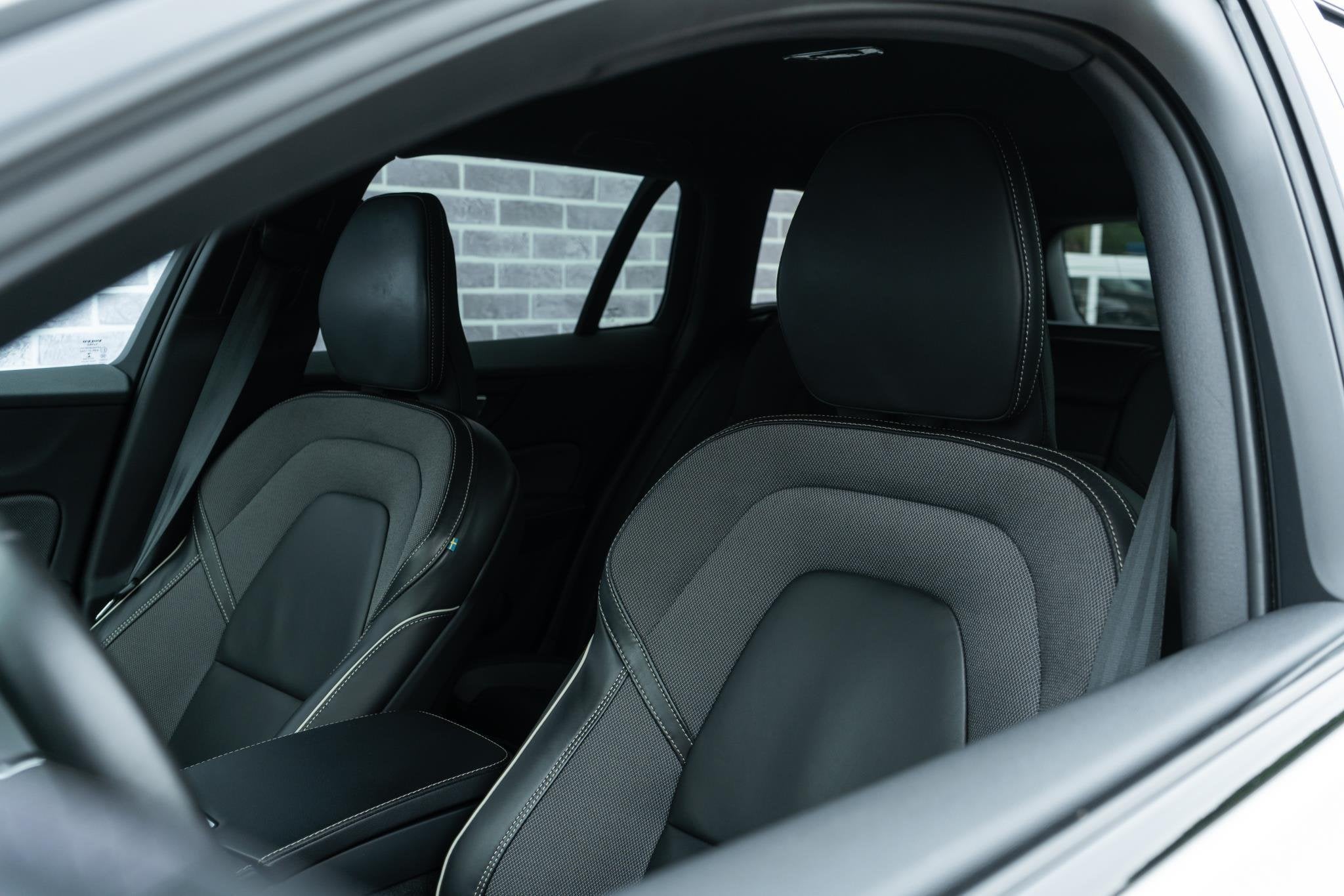 Foto 6 van Volvo V60 2.0 T6 Recharge AWD R-Design | Trekhaak | Adaptiev