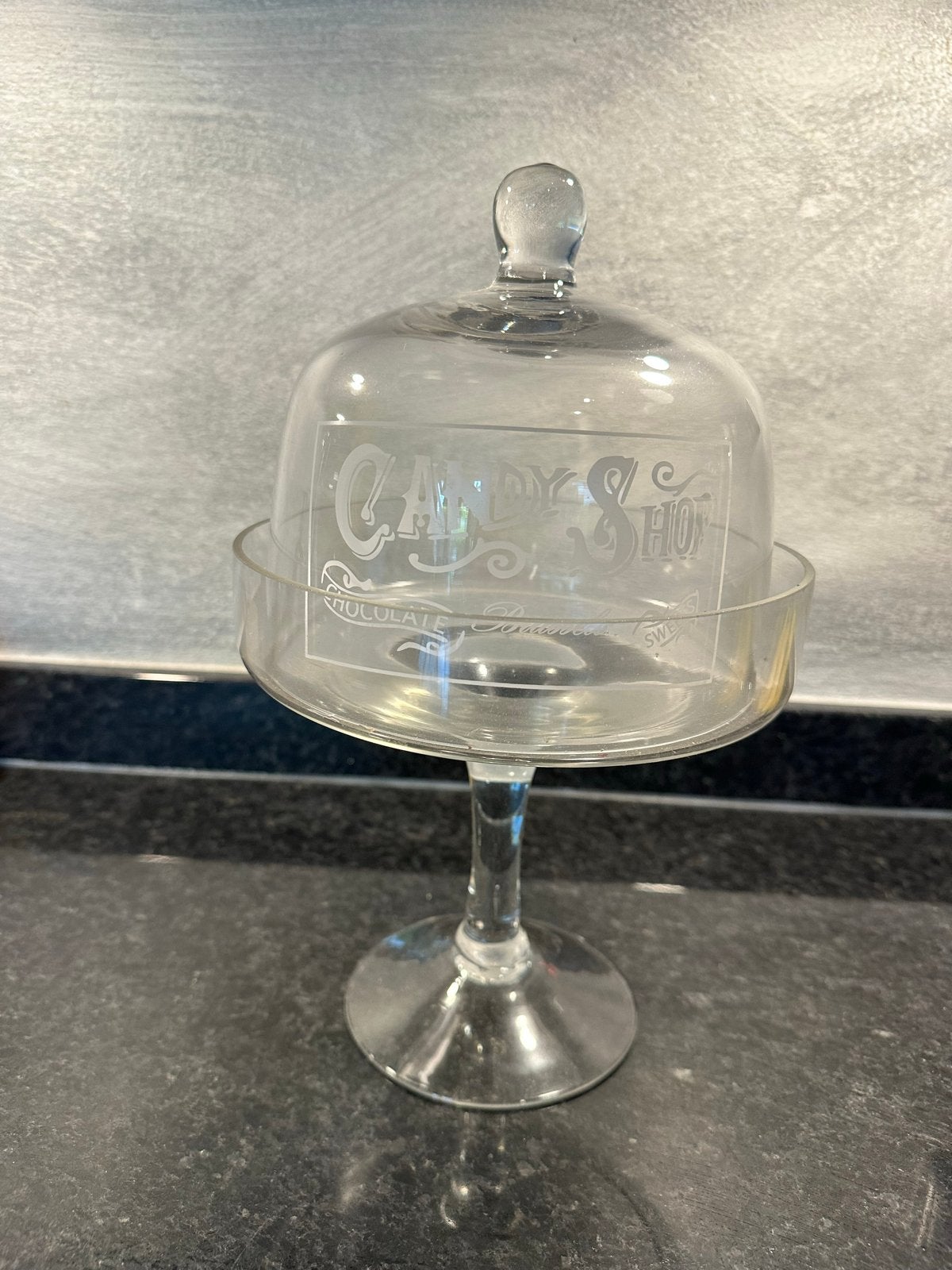Glazen stolp 'Candy Shop' voor snoep of decoratie, Huis en Inrichting, Woonaccessoires | Stolpen, Glas, Ophalen, Zo goed als nieuw