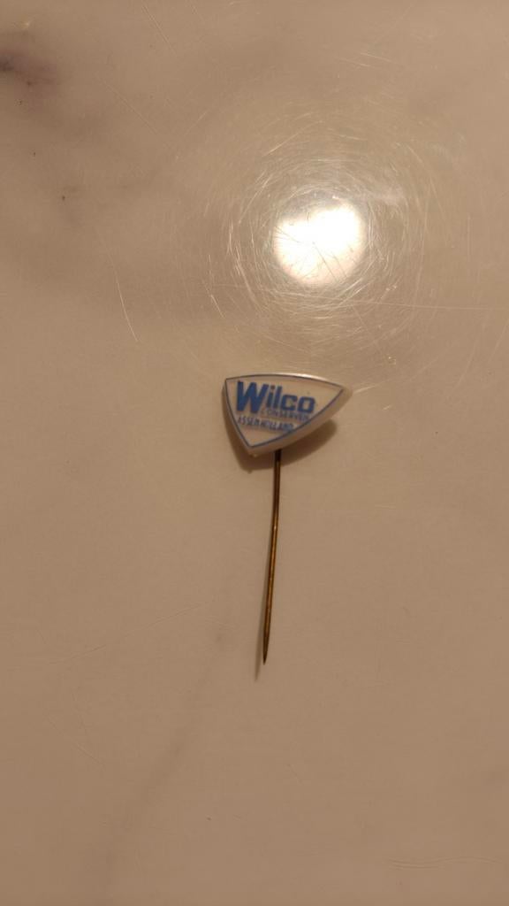 Vintage Wilco Conserven Assen Holland Speldje/Pin, Ophalen of Verzenden, Gebruikt, Merk, Speldje of Pin