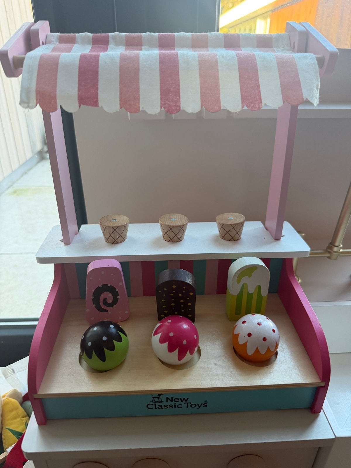 Houten ijscokraam van New Classic Toys, Kinderen en Baby's, Ophalen of Verzenden, Zo goed als nieuw, Jongen of Meisje