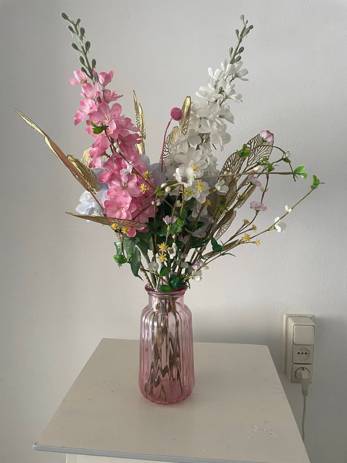 Roze vaas met kunstbloemen boeket, Inclusief decoratie, Ophalen of Verzenden, Roze, Glas