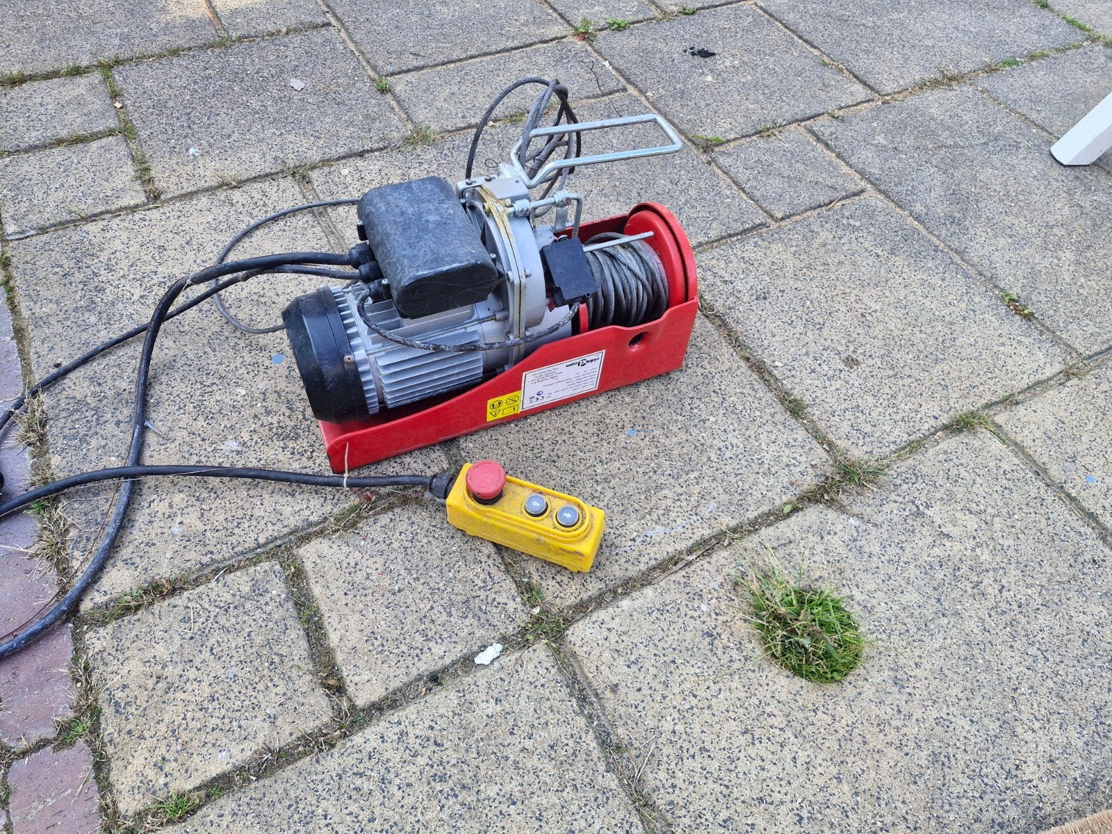 Elektrische Hijslier/Takel 1300W - 12m staalkabel 500-999 kg, Ophalen