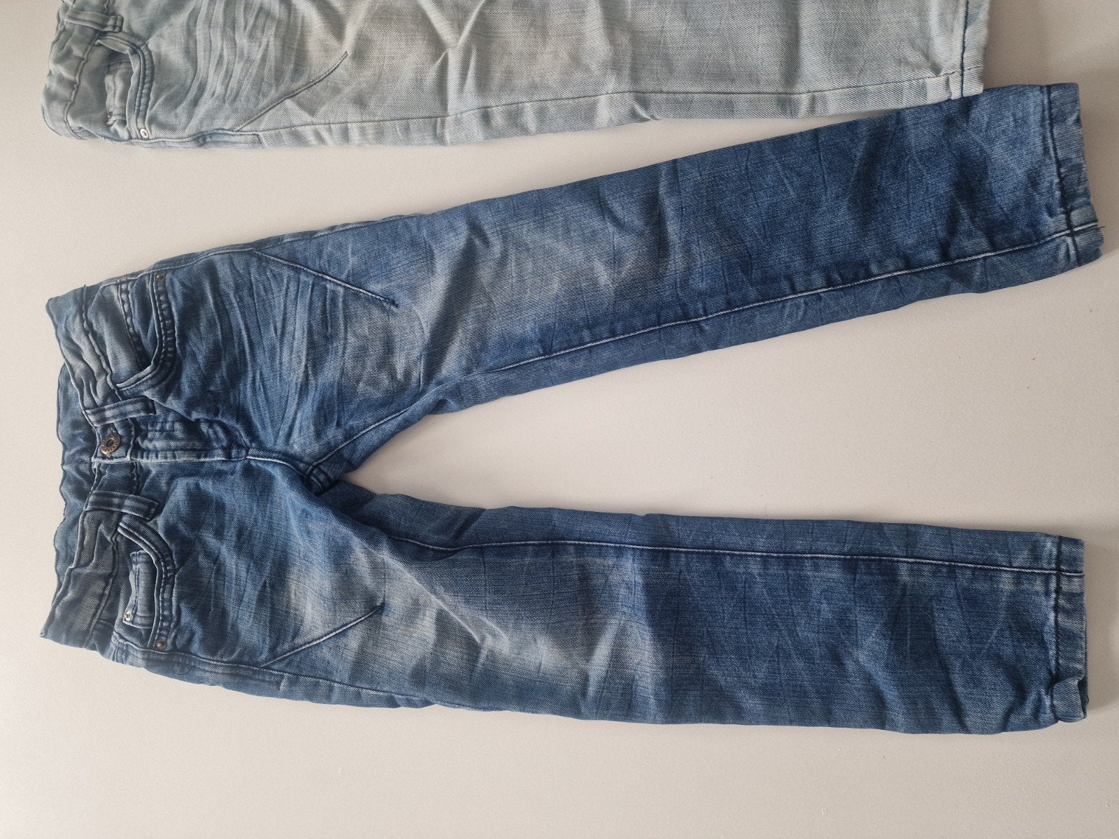 2x Nieuwstaat spijkerbroeken maat 134, Kinderen en Baby's, Kinderkleding | Maat 134, Broek, Ophalen of Verzenden, Zo goed als nieuw
