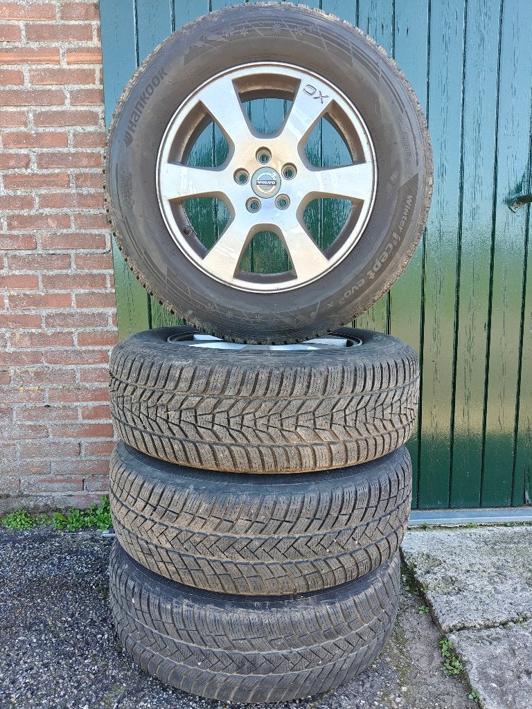 Volvo XC60 | Winterset | Zeer goede staat | 235/65/17, Ophalen, Gebruikt, Goteborg, Banden en Velgen