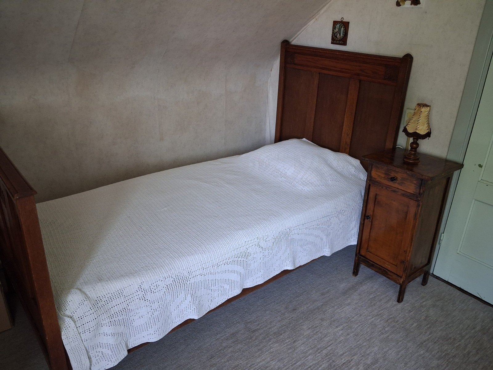 antiek 1 persoonsbed met nachtkastje,lampje en sprei, Ophalen