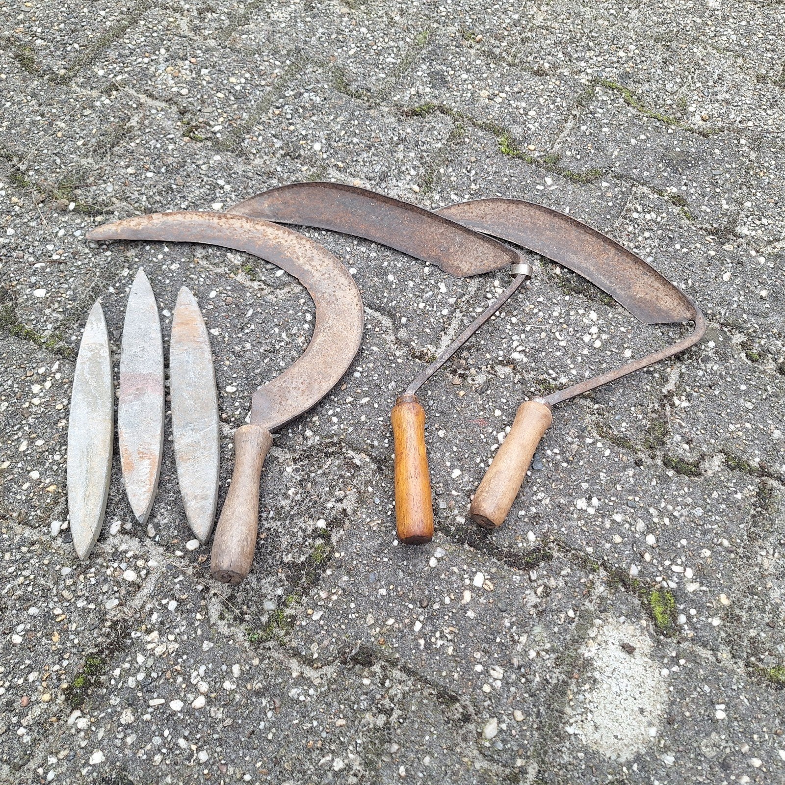 Oude landbouwwerktuigen: sikkels en slijpstenen, Antiek en Kunst, Ophalen of Verzenden