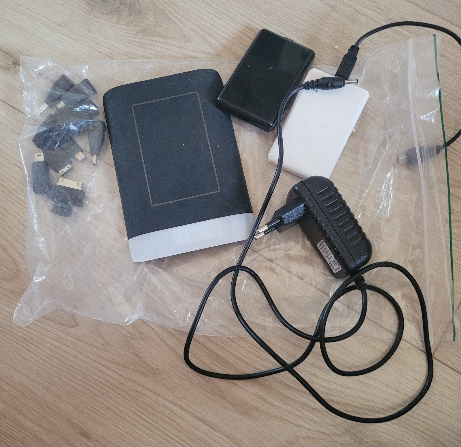 EnVivo Inductie Lader met diverse adapters en powerbanks, Ophalen, Universeel, Gebruikt, Draadloze oplader