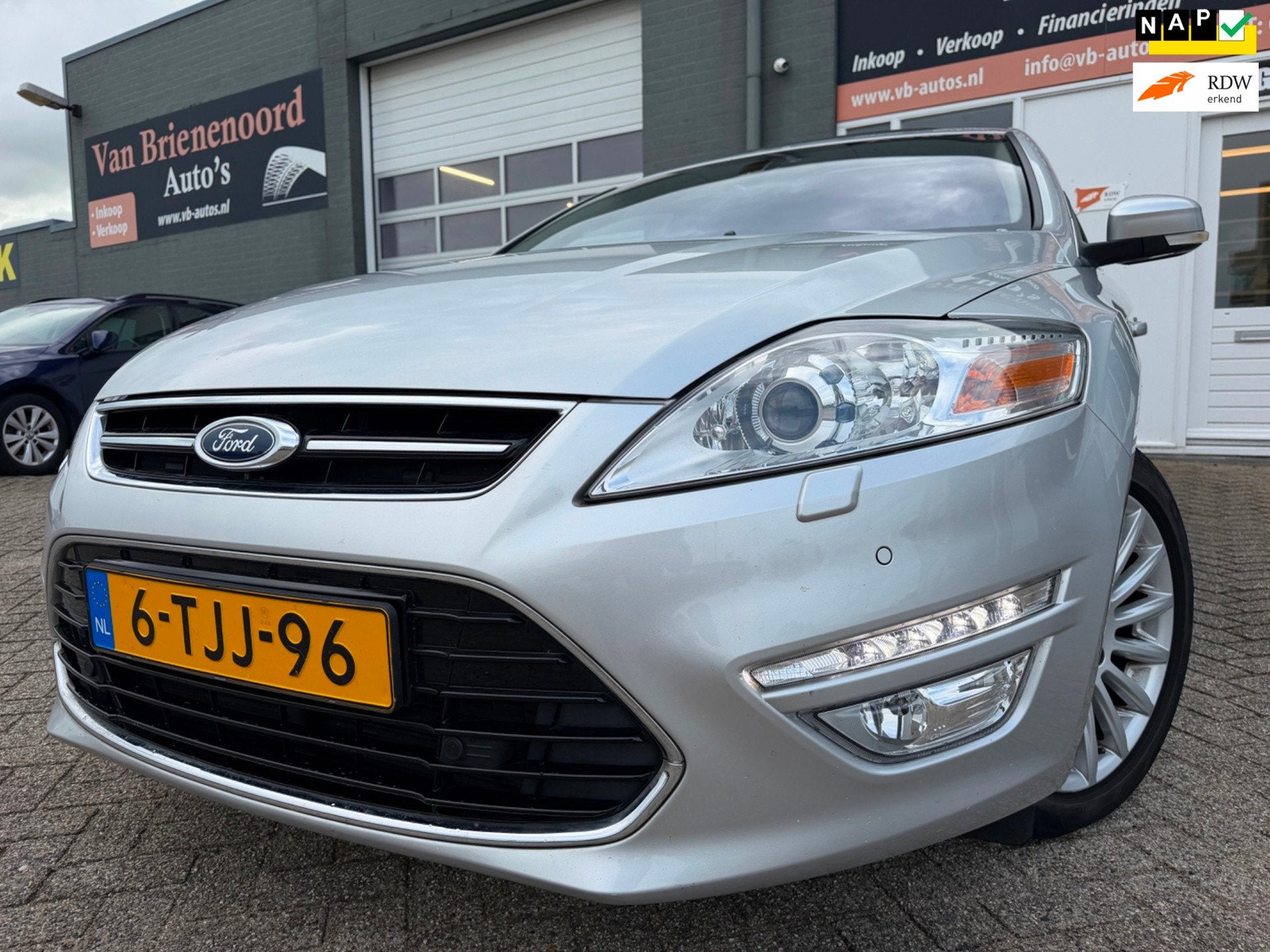 Ford Mondeo 1.6 EcoBoost Platinum met elec schuifdak en navi, Auto's, Voorwielaandrijving, Stof, Gebruikt, Zwart