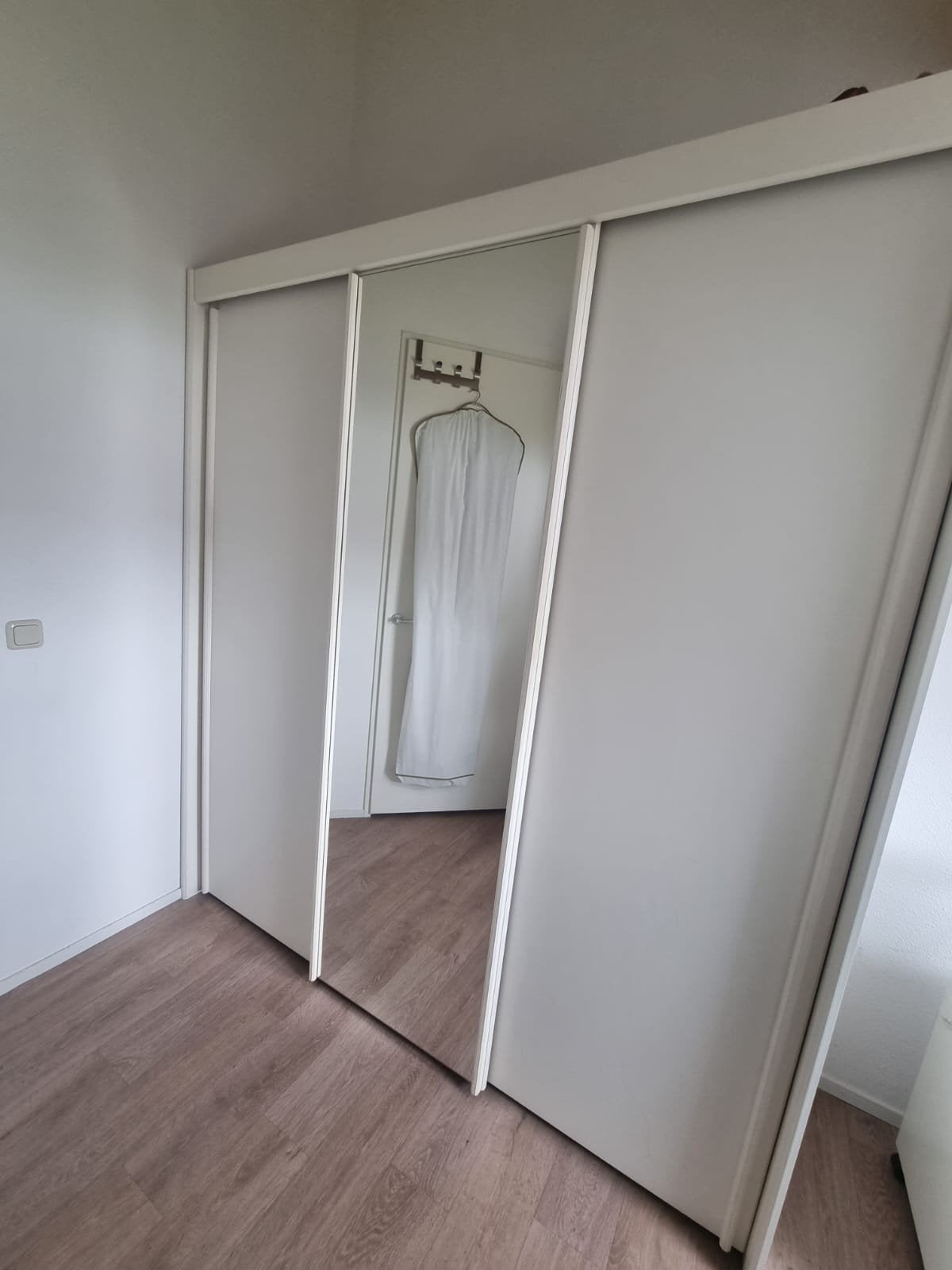 Witte kledingkast met schuifdeuren, 3-delig, Ophalen, Overige materialen, Met deur(en), Gebruikt