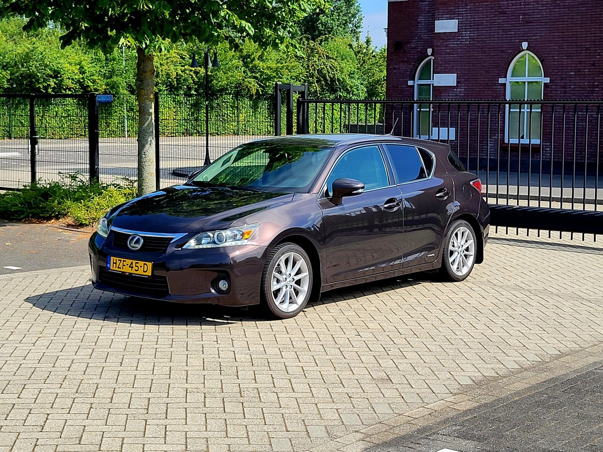 Lexus CT 200h Hybride 136 ch • Boîte auto • Cuir beige • GPS • Caméra de recul • Keyless