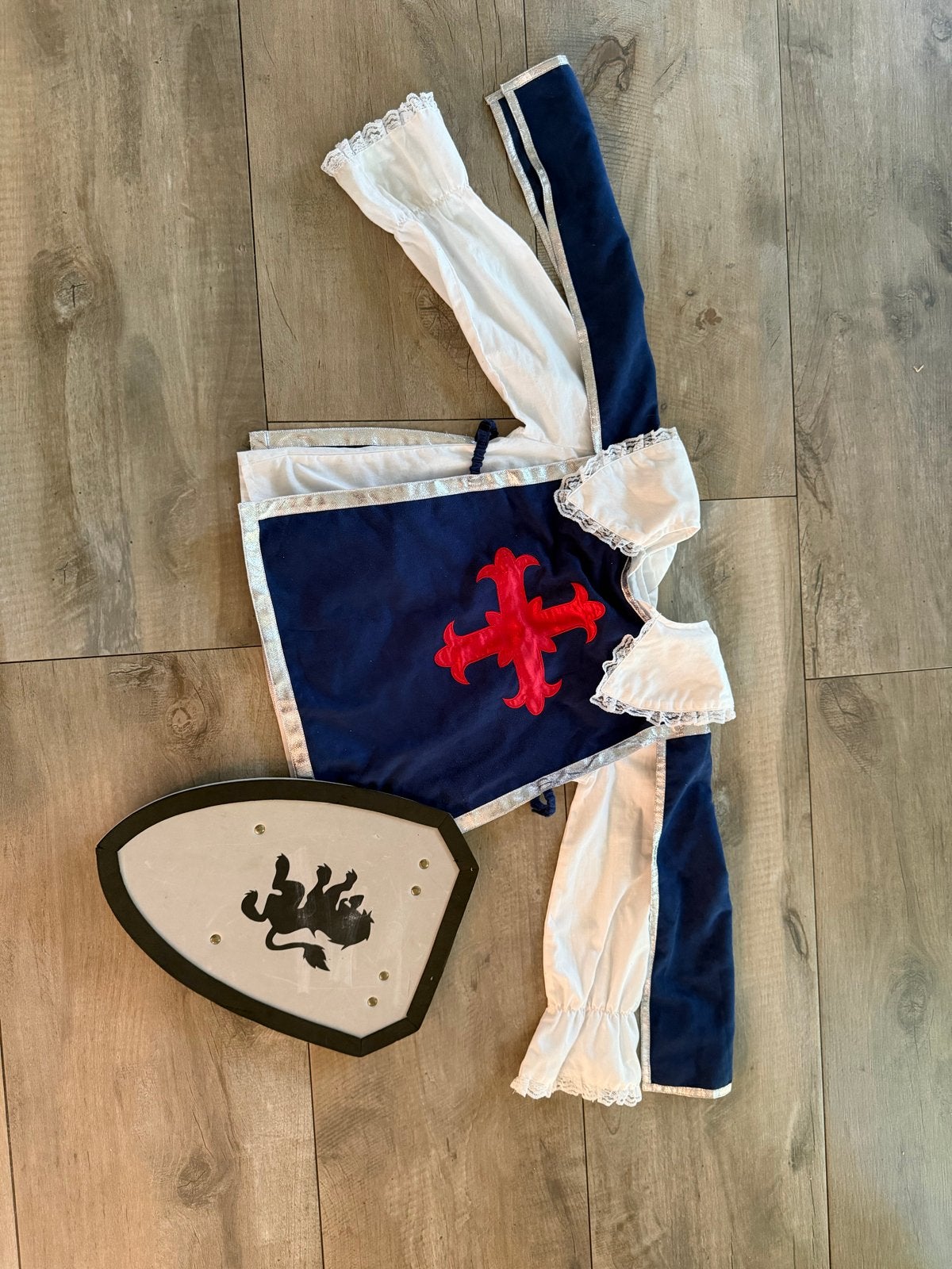 Ridderkostuum met schild - Blauw/Wit maat 116-128, Ophalen of Verzenden, Gebruikt, Pak of Jurk