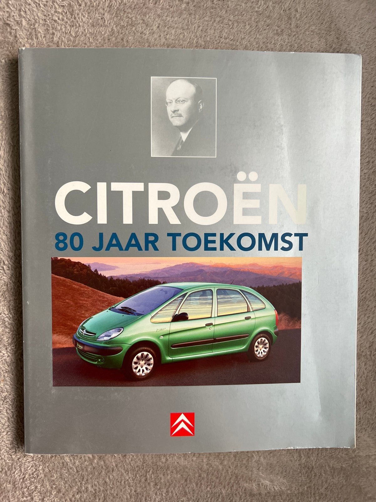 Citroën: 80 Jaar Toekomst - Geschiedenis en Innovatie, Boeken, Ophalen of Verzenden, Gelezen, Citroën