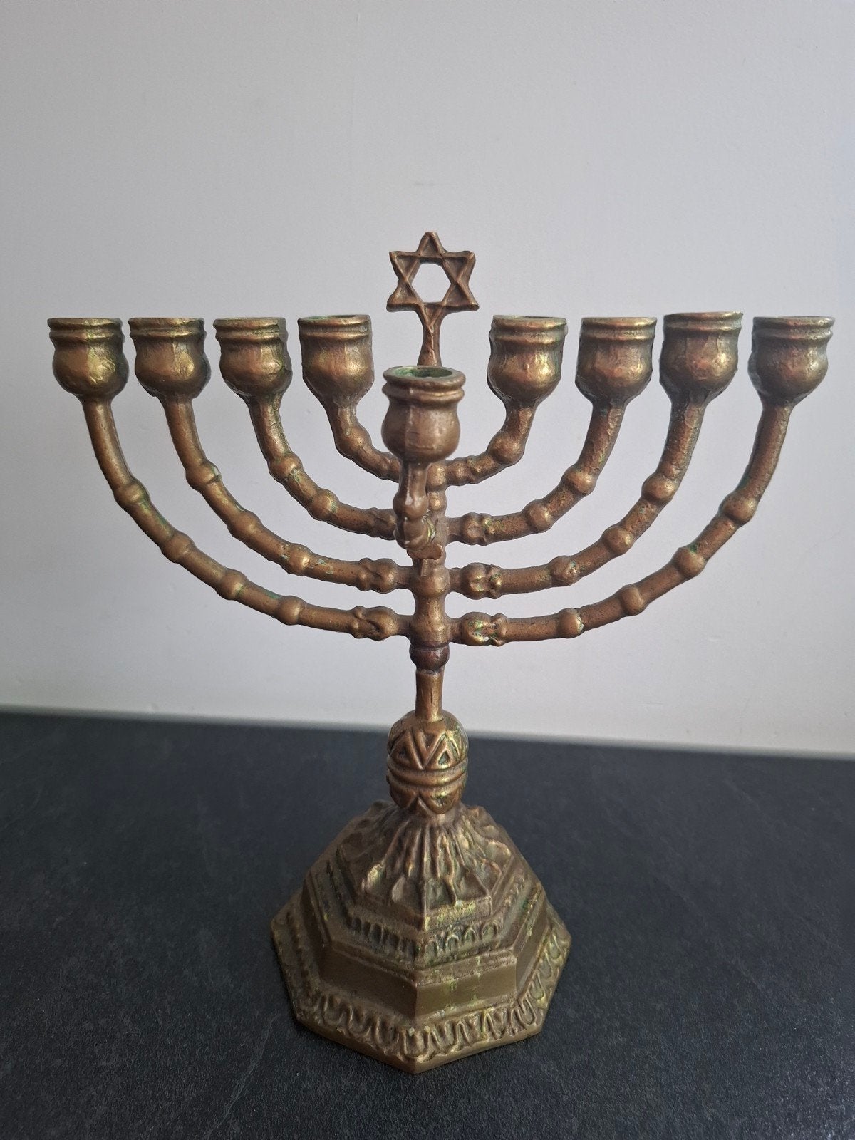 Menora Kandelaar - Fraai Bewerkt - 27.5 cm Hoog, Antiek en Kunst, Ophalen of Verzenden, Koper of Brons