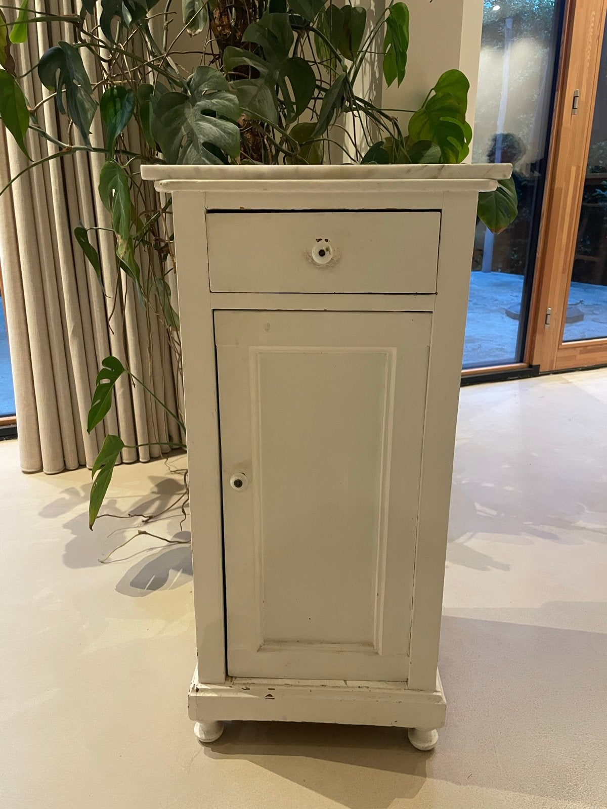Broccante nachtkastje met marmeren blad, Huis en Inrichting, Slaapkamer | Nachtkastjes, Ophalen, Gebruikt, 45 tot 65 cm, 70 cm of meer
